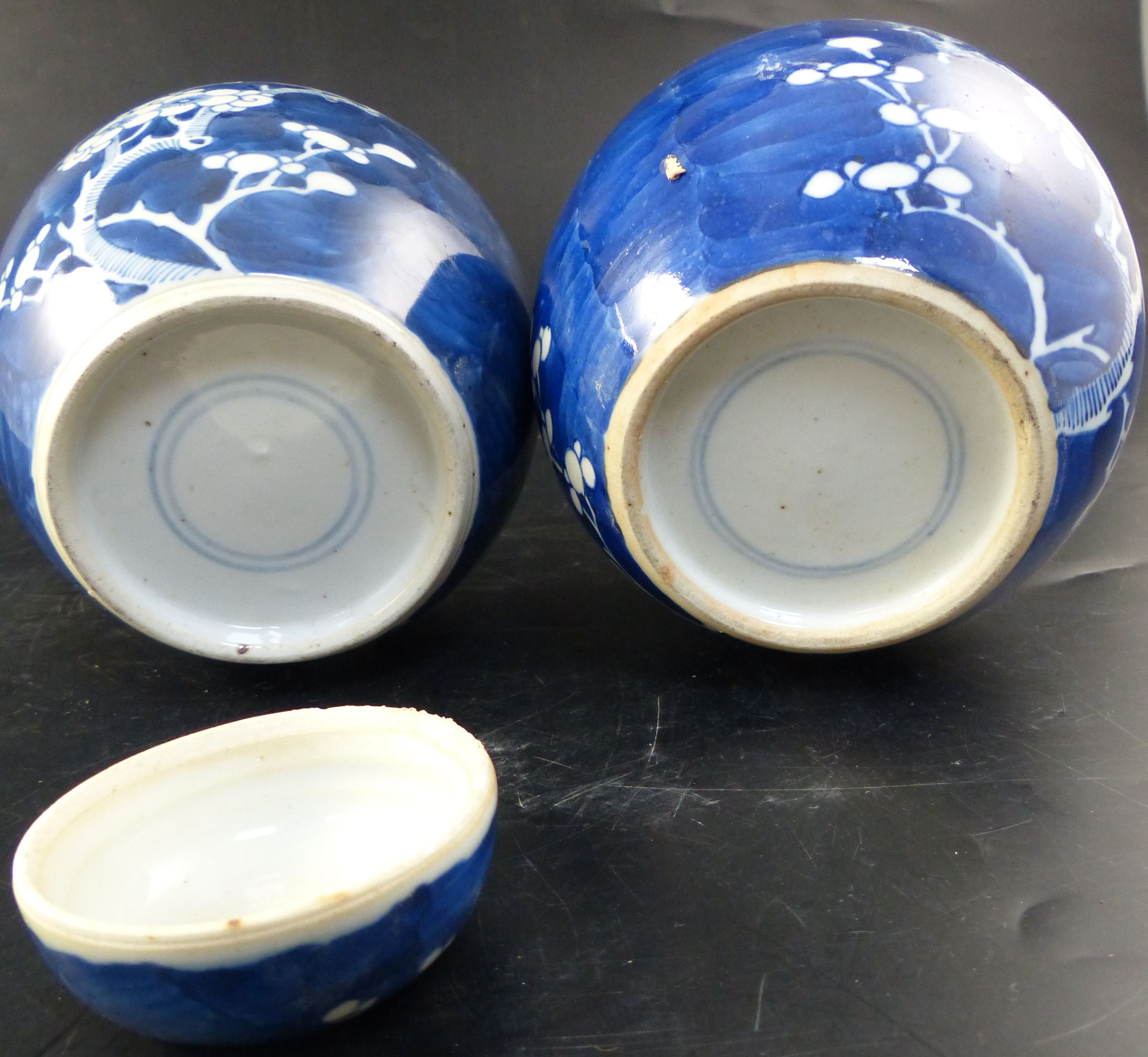 A pair of Chinese blue and white ginger jars, overall height 14cm